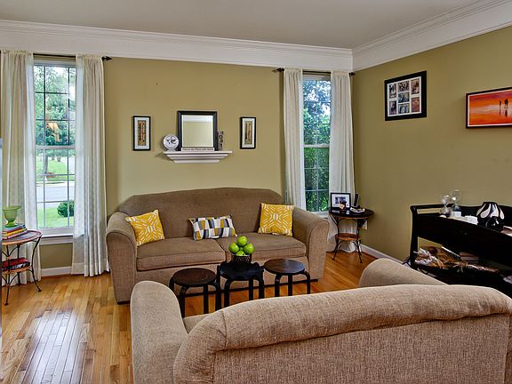 Living Rm w/ Crown Molding