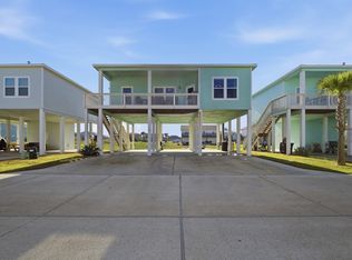 127 Paradise Dr, Rockport, TX 78382