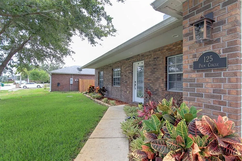 4 bed, 2.0 bath, 2228 sqft, $2,800 — Photo 2