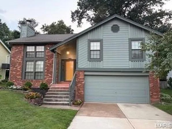 843 Reindeer Dr, Ballwin, MO 63021