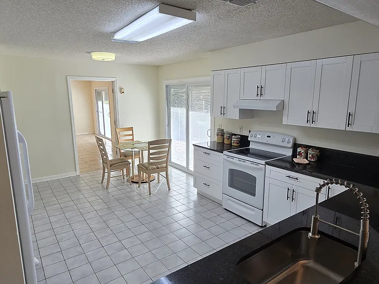 176 N Roscoe Blvd — Photo 5