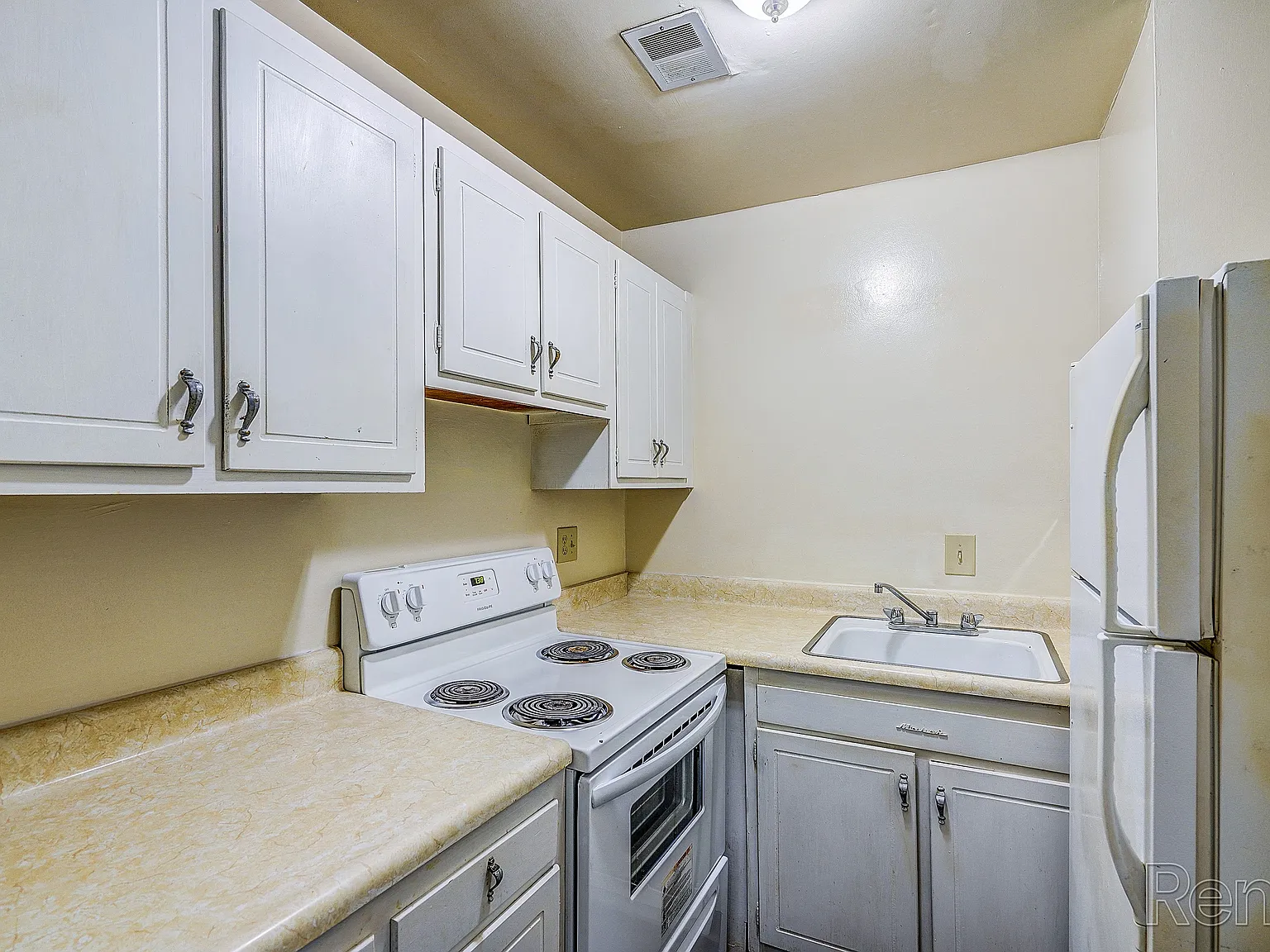 Shamrock Apartments — Photo 1