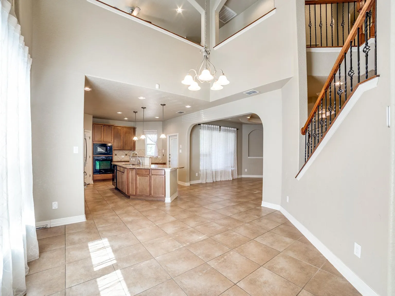 4 bed, 3.5 bath, 3180 sqft, $2,700 — Photo 4