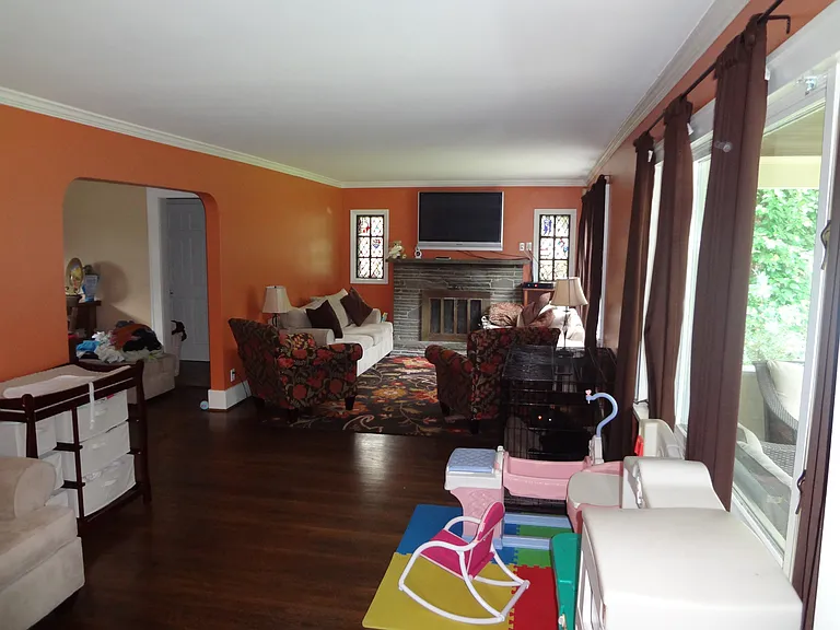 2538 Clover St — Photo 6