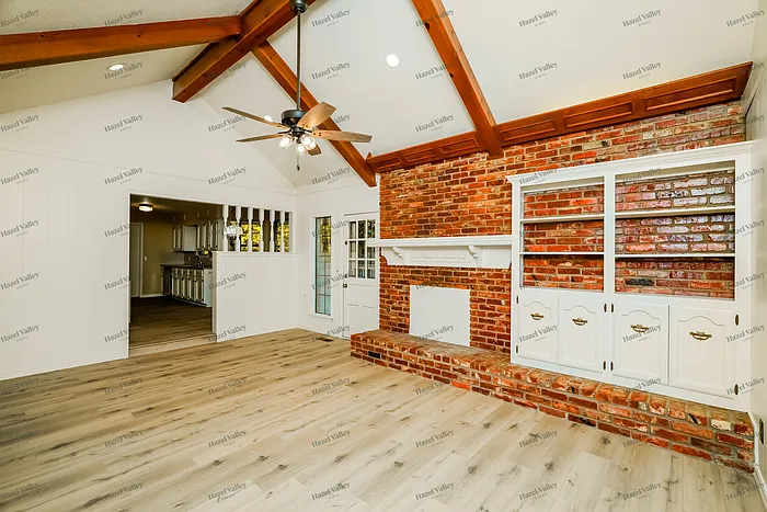 3 bed, 2.0 bath, 1941 sqft, $2,050 — Photo 3