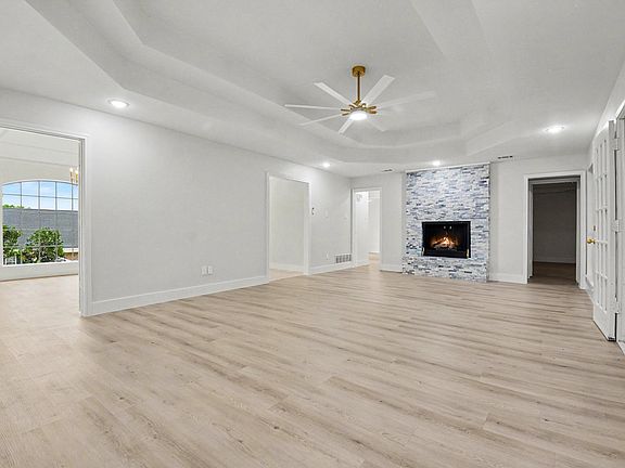 5th image of 1702 Surrey Ct