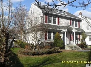 40 Parkwood Rd, West Islip, NY 11795