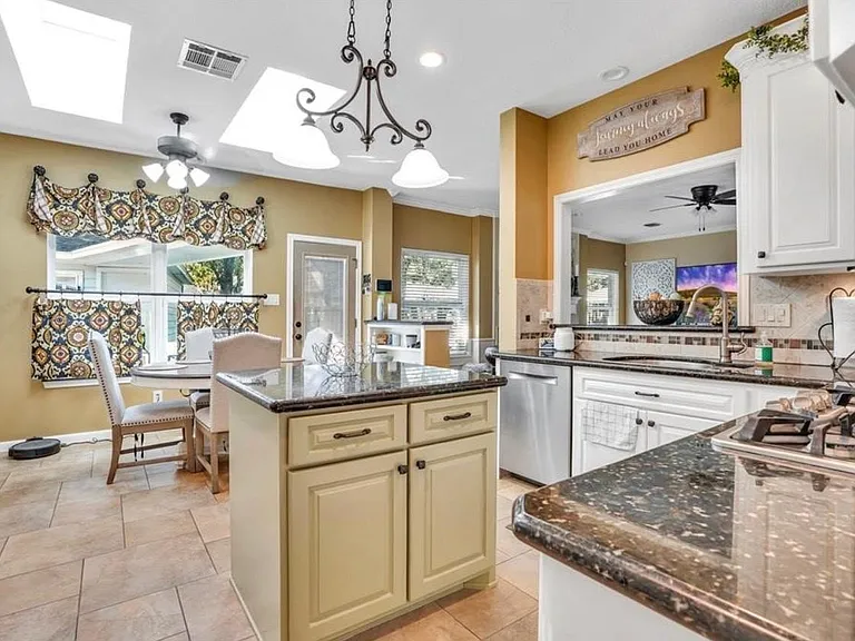 18214 Spruce Creek Dr — Photo 16