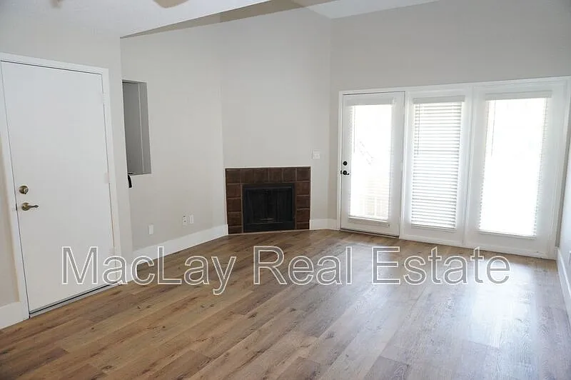 2 bed, 2.0 bath, 981 sqft, $1,400 — Photo 4