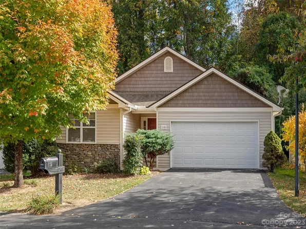 119 Clear Creekside Dr, Hendersonville, NC 28792