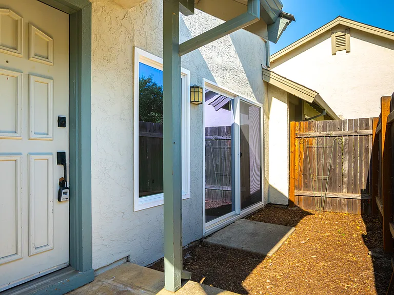 448 Lilac Ct — Photo 8