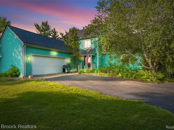 4622 Fleck Dr, Fenton, MI 48430
