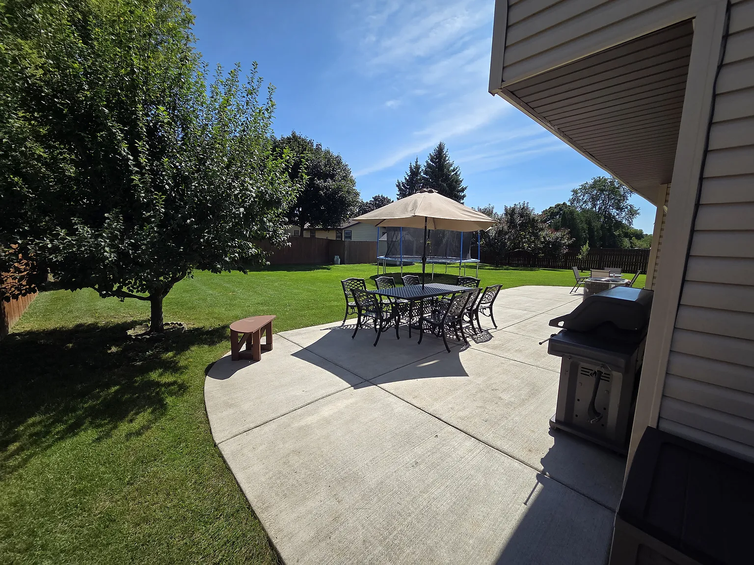 3 bed, 1.5 bath, 1600 sqft, $2,400 — Photo 3