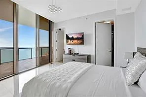 3 bed, 3.5 bath, 2721 sqft, $40,000 — Photo 2