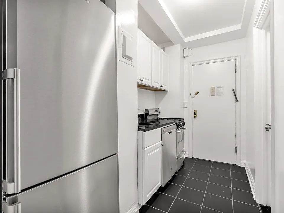307 E 44th St #304