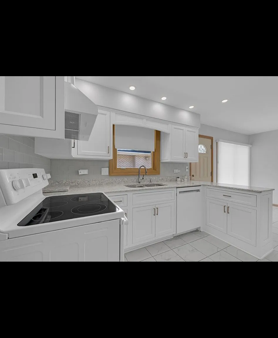 Welcome to a fully furnished, designer-curated rental perfectly optimized for premium comfort. — Photo 2