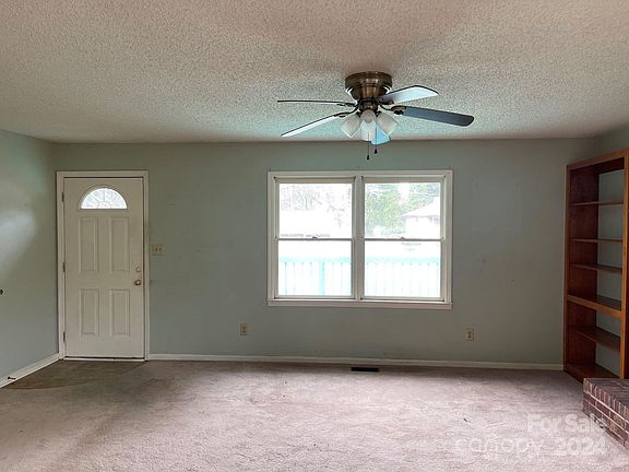 5th image of 705 Oakwood Ln