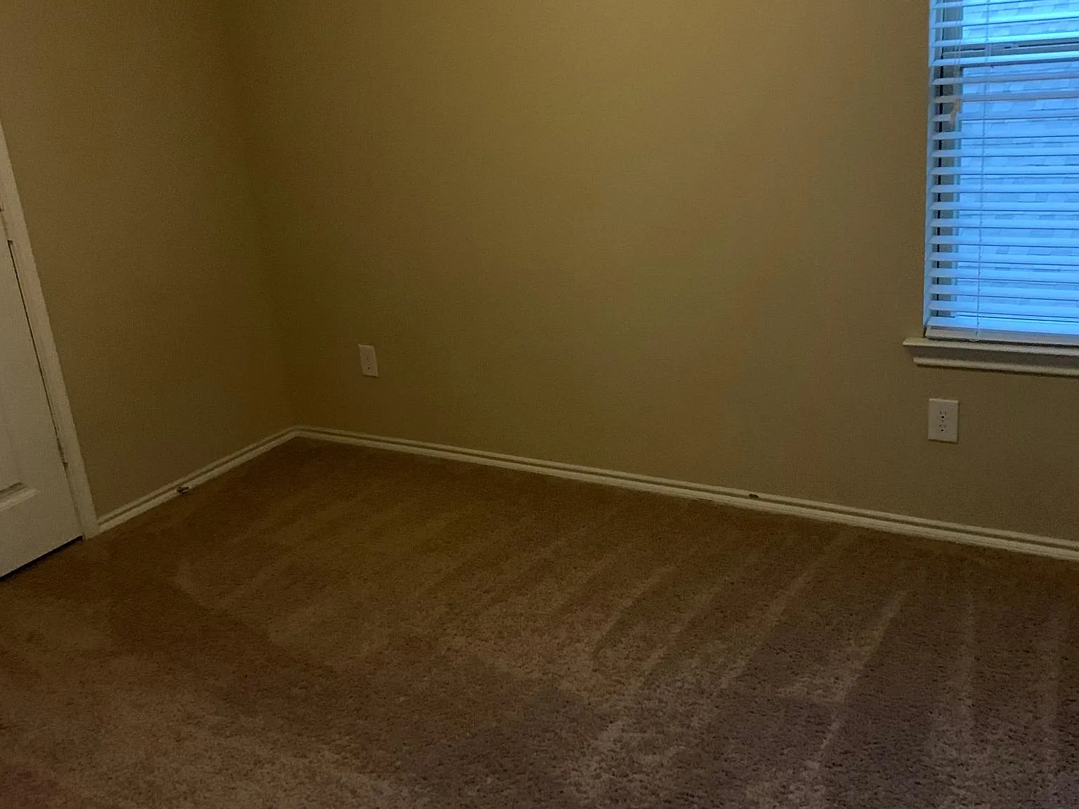 5 bed, 3.5 bath, 2400 sqft, $2,500 — Photo 2