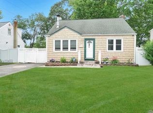 8 Willow St, Wheatley Heights, NY 11798