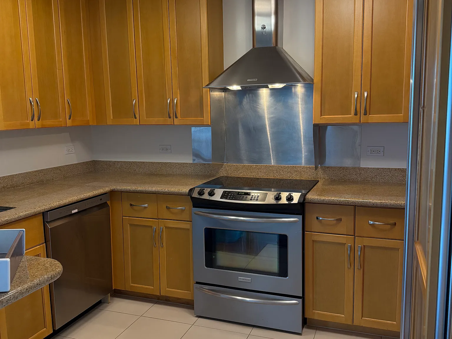 2 bed, 923 sqft, $3,700 — Photo 3
