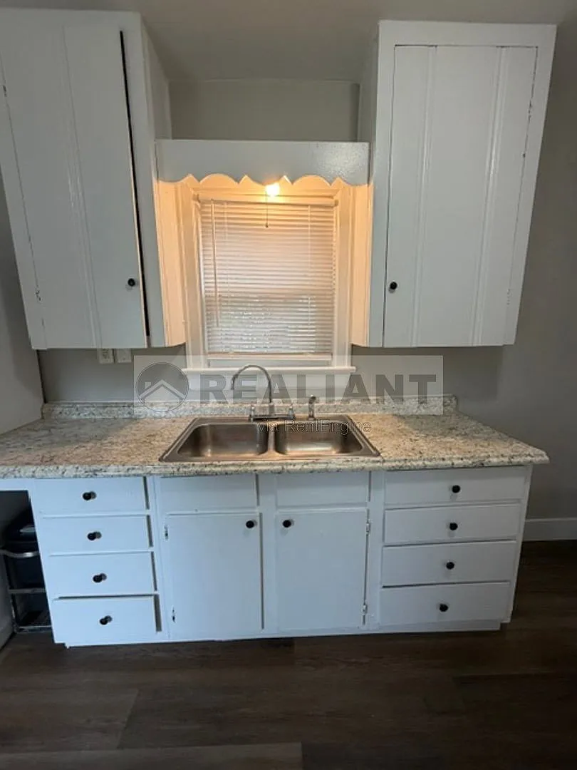 3 bed, 2.0 bath, 1409 sqft, $1,797 — Photo 3