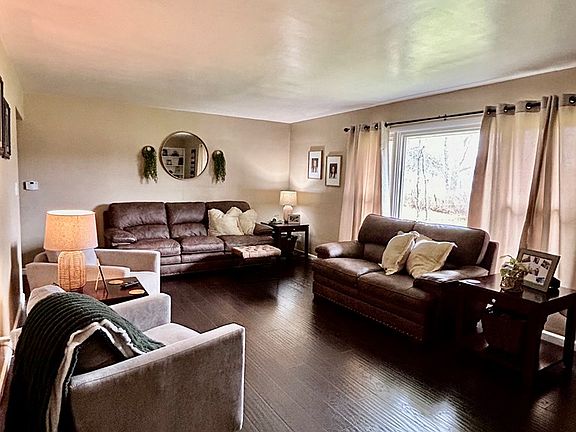 3rd image of 191 Woodbine Dr
