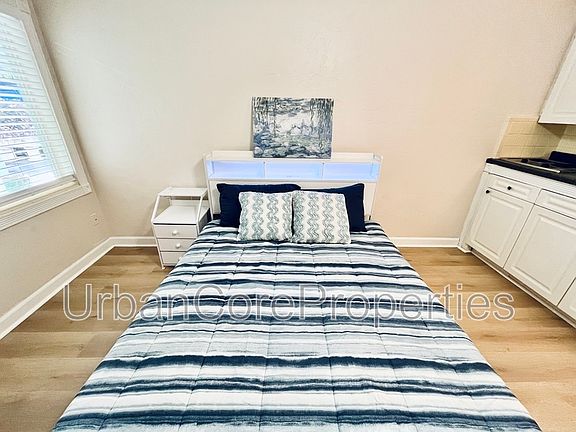 4th image of 206 9th Ave NE Floor 9