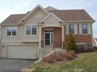 891 Clover Ln, Hampshire, IL 60140