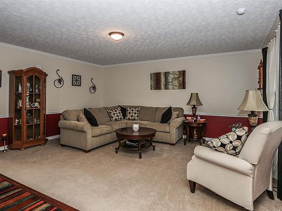 3rd image of 465 Thompson Dr