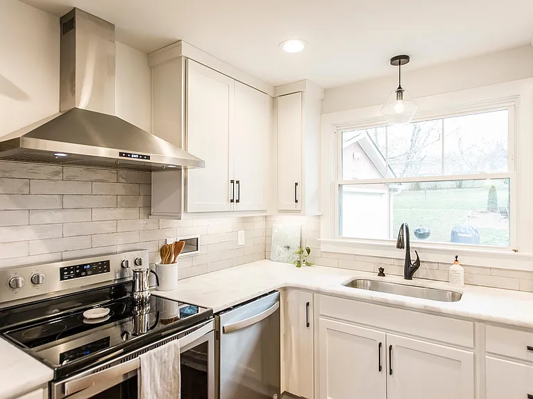 1003 Woods Lake Dr — Photo 15