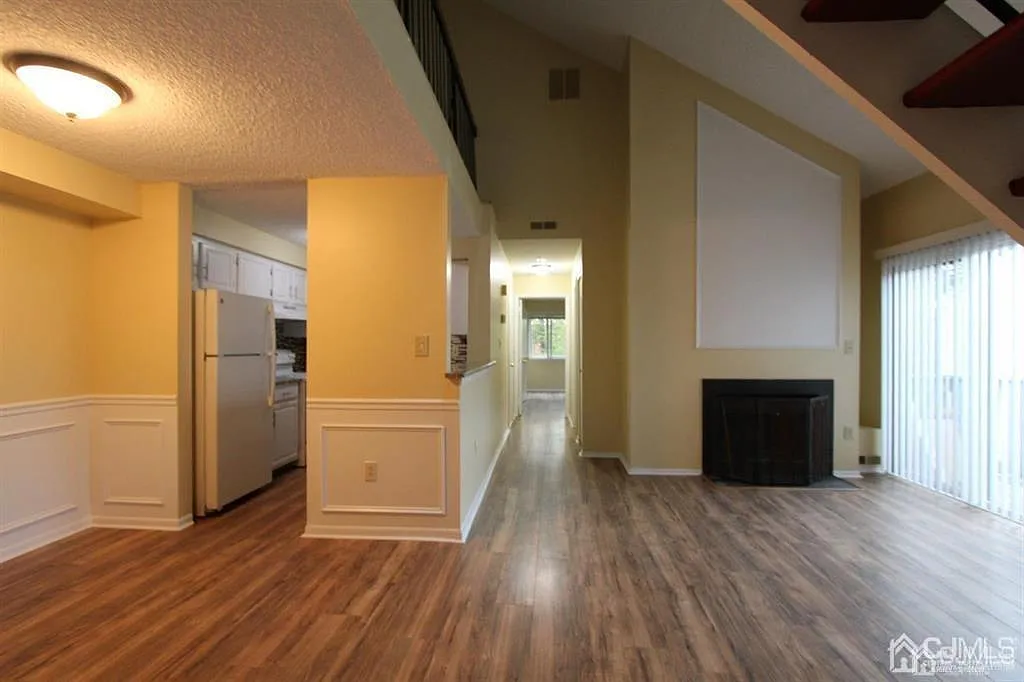 2 bed, 2.0 bath, 1068 sqft, $2,500 — Photo 2