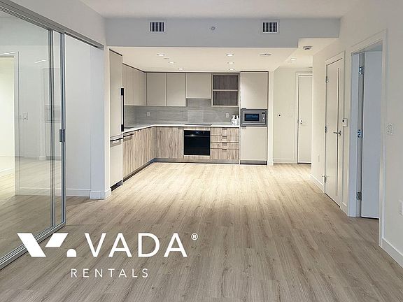 5th image of 755 Harbourside Dr #429