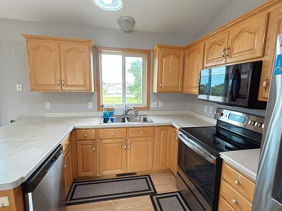 3rd image of 1098 Voyageur St