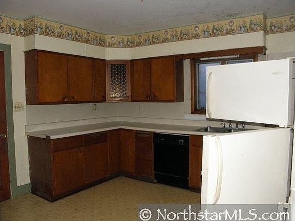 4th image of 815 Pine St S