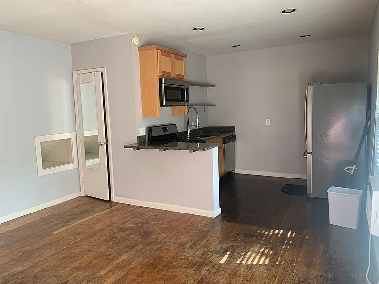502/504 Elmwood Studios — Photo 27