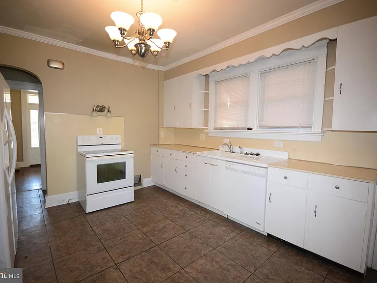 623 Guilford Ave — Photo 12