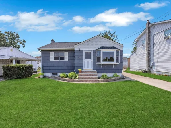 549 N Monroe Avenue, Lindenhurst, NY 11757