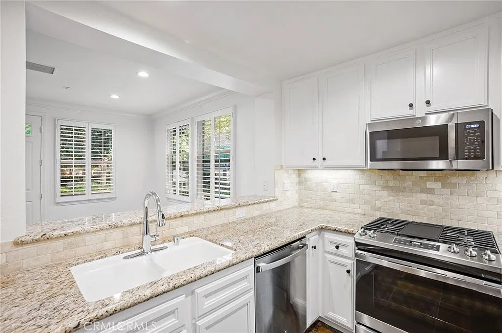 3 bed, 2.5 bath, 1416 sqft, $5,000 — Photo 3