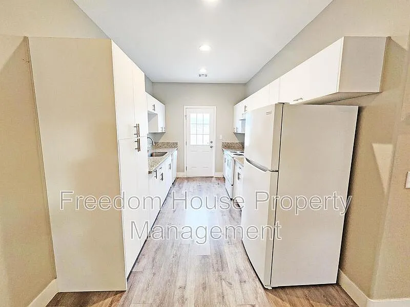 3 bed, 2.0 bath, 1097 sqft, $1,351 — Photo 4