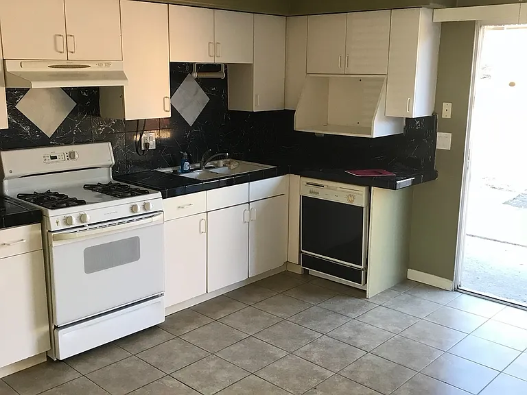 1105 Jefferson St — Photo 3