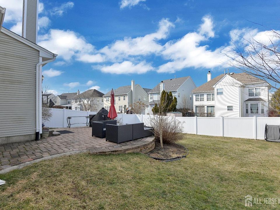 2nd image of 27 Hawthorn Dr