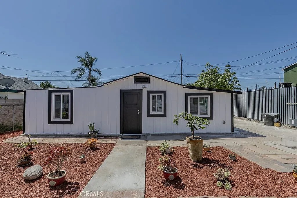 2 bed, 890 sqft, $3,000 — Photo 1