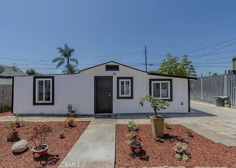 818 E Stearns Ave #1/2