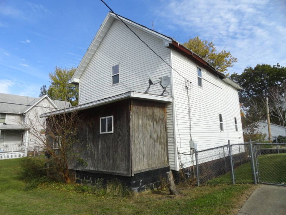 2nd image of 227 N Avenue C