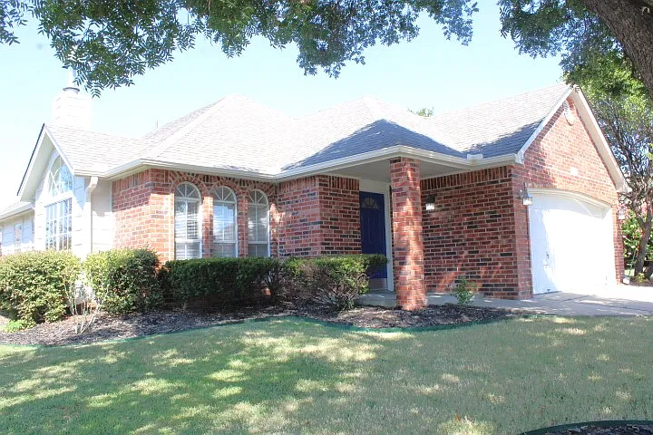 3 bed, 2.0 bath, 1710 sqft, $1,995 — Photo 4