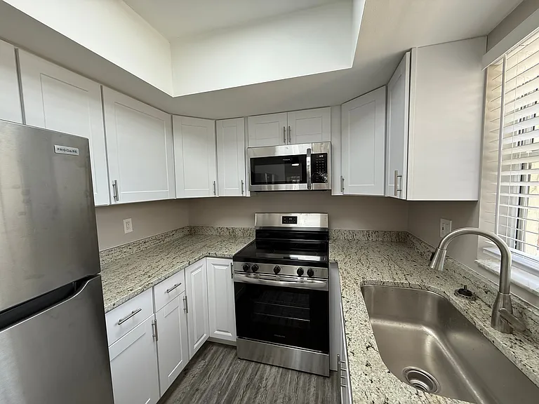 3305 Camelot Dr — Photo 8