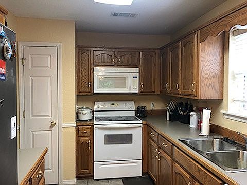 3rd image of 806 E 22nd St