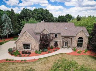 866 Oak Ridge Cir, Hartford, WI 53027