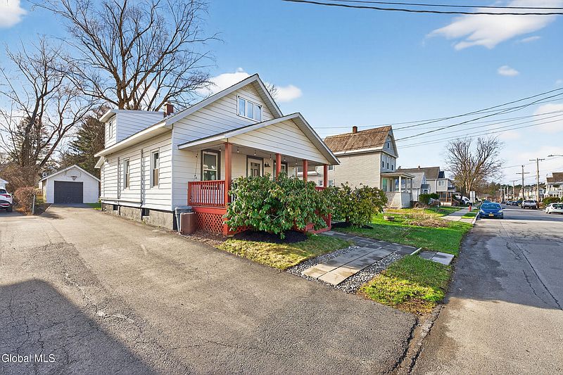 3rd image of 1076 Regent Street