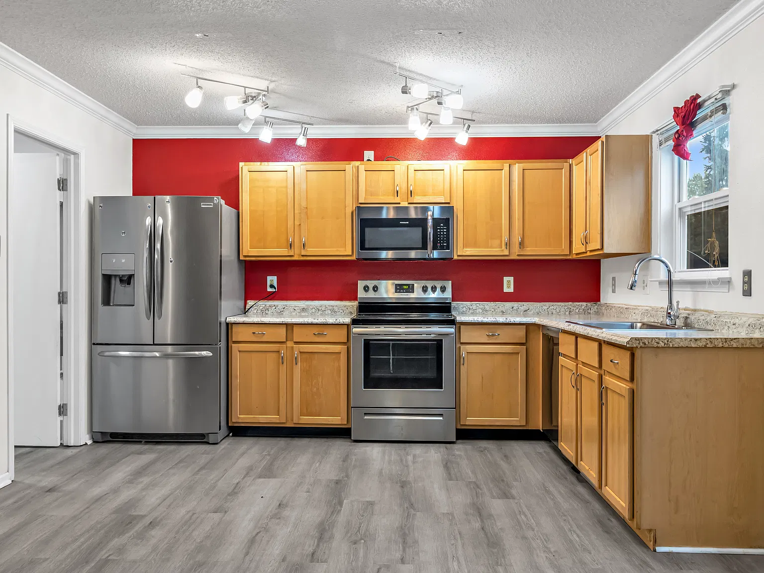 3 bed, 2036 sqft, $2,400 — Photo 4